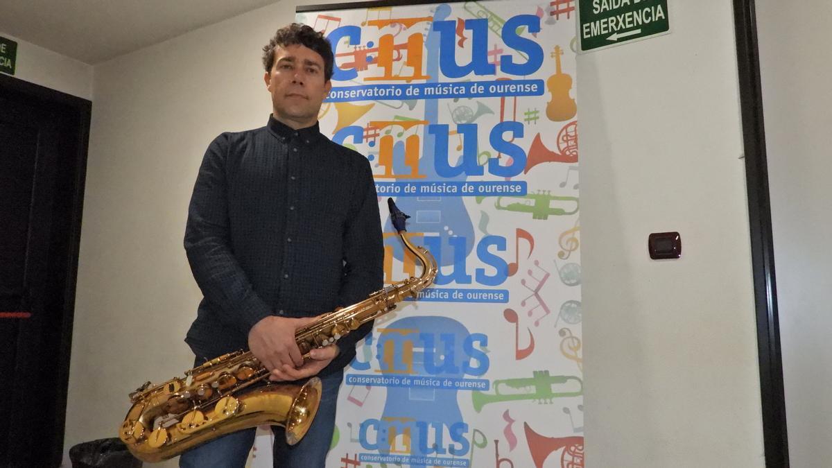 Con el saxo en el conservatorio de música de Ourense, donde da clase.