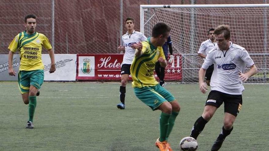 Un lance del encuentro entre el Ourense CF y el Tropezón. // Jesús Regal