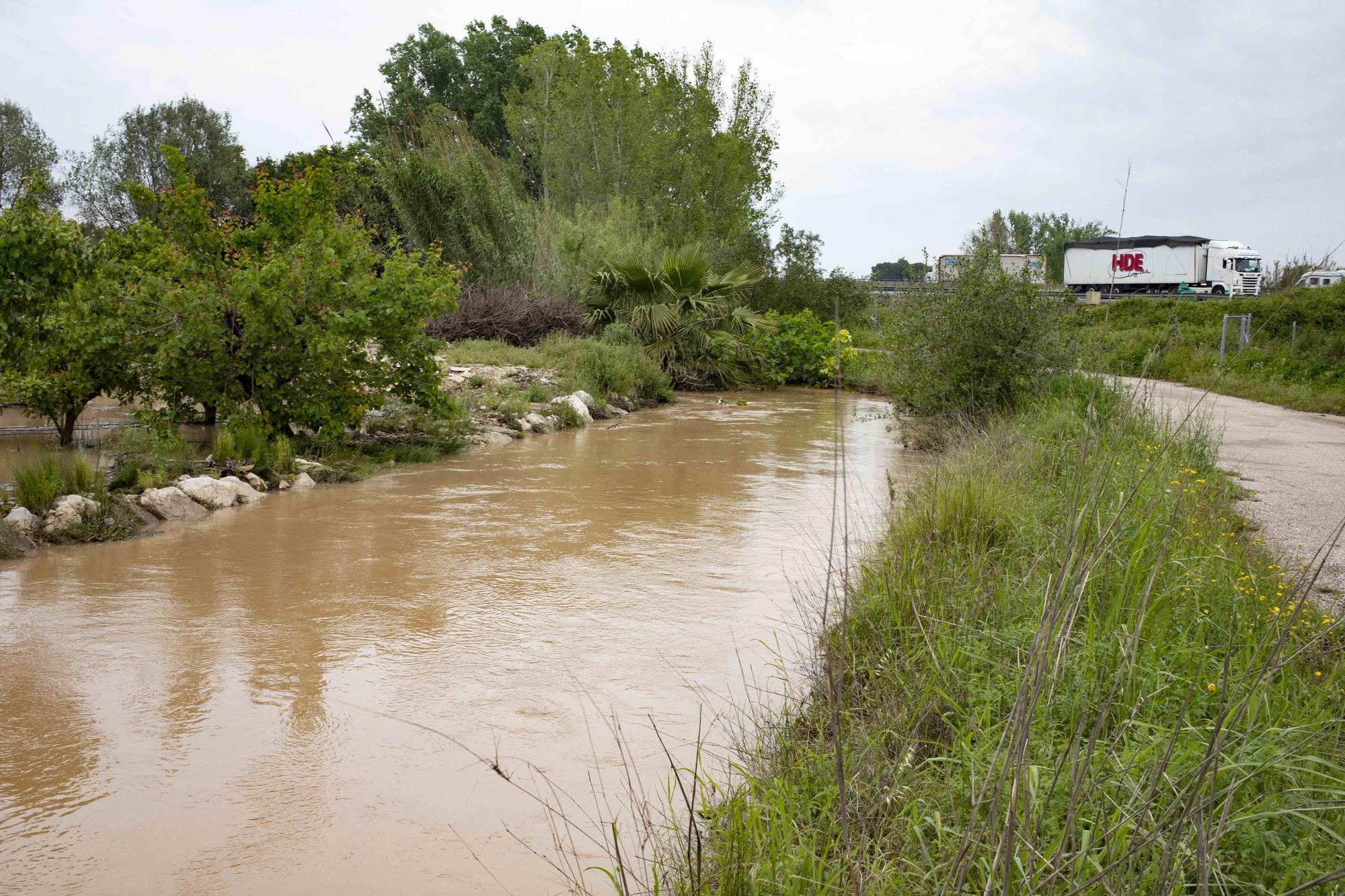 Las intensas precipitaciones han desbordado barrancos y cortado caminos en diferentes municipios de la comarca