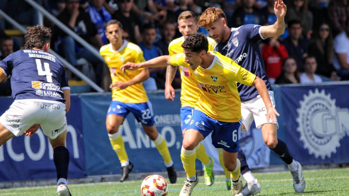Meseguer y Barrero tratan de frenar el avance de un rival durante el duelo de ida
