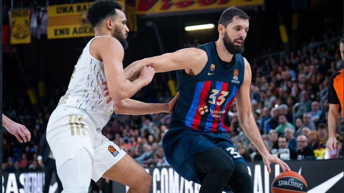 Mirotic controla el balón en una acción de partido ante el Asvel.