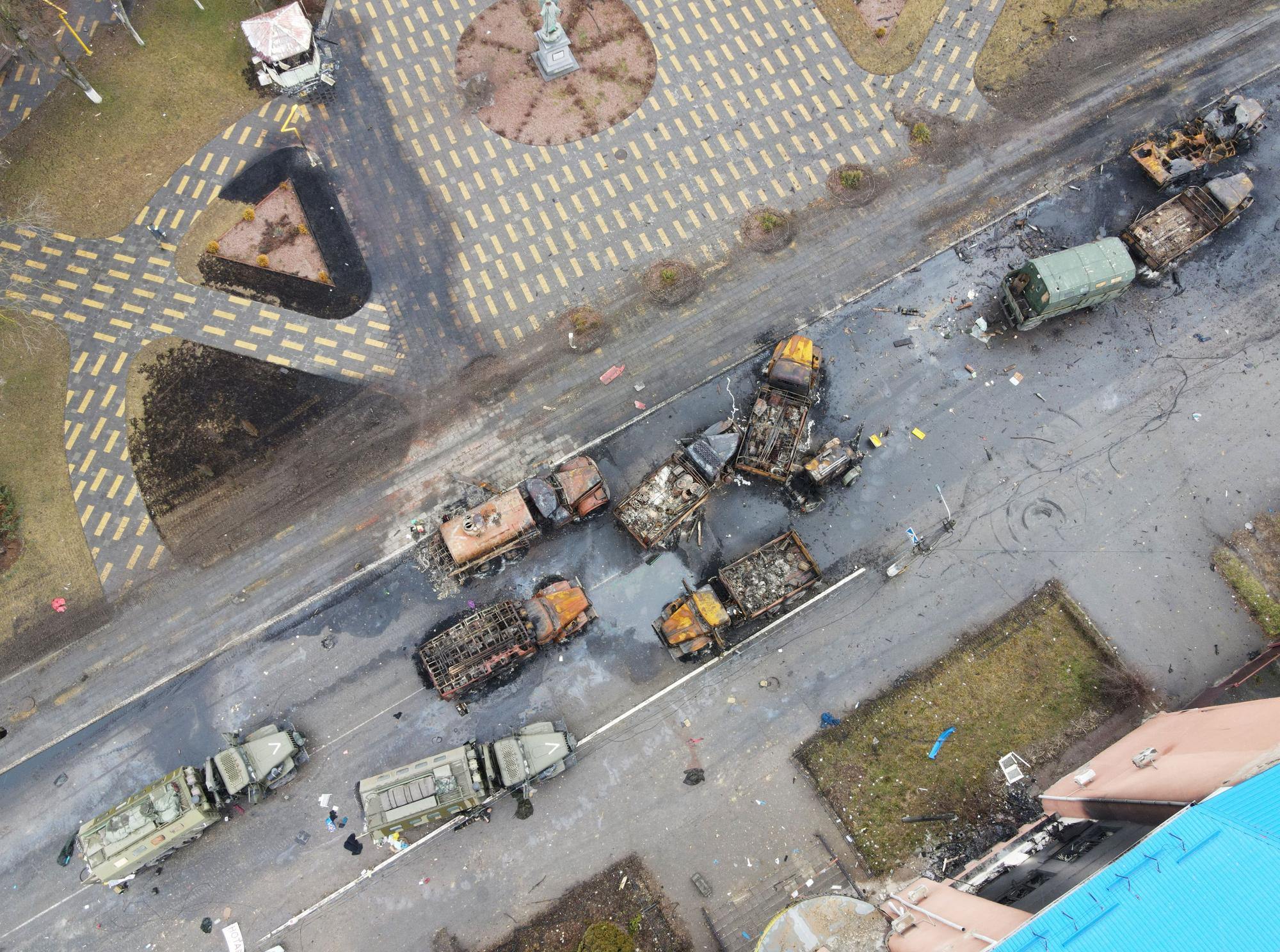 Vehículos rusos abandonados en Borodyanka