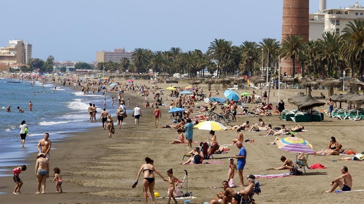 Los malagueños disfrutan de la playa.