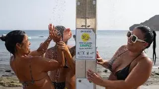 Un tercio de la Costa del Sol seguirá con las duchas cerradas en sus playas