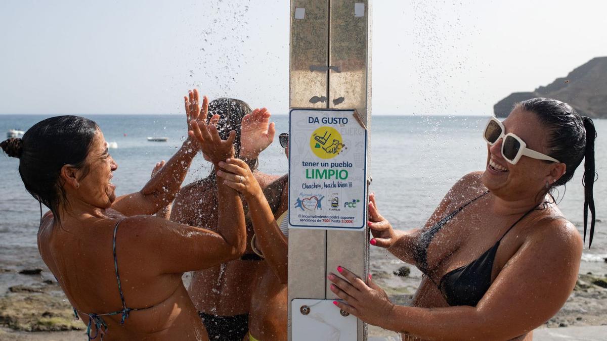 La mayoría de municipios malagueños volverá a ofrecer este verano el servicio de ducha en sus playas.