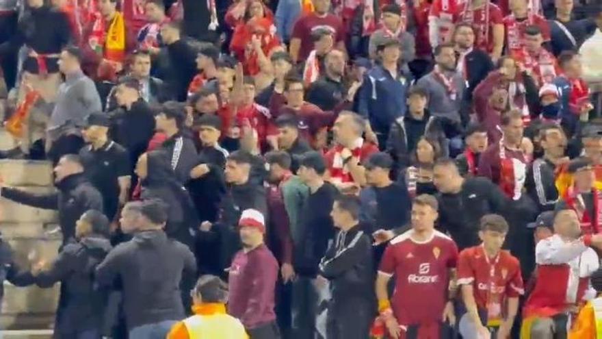 Los aficionados del Real Murcia protestan al final del partido ante el Hércules