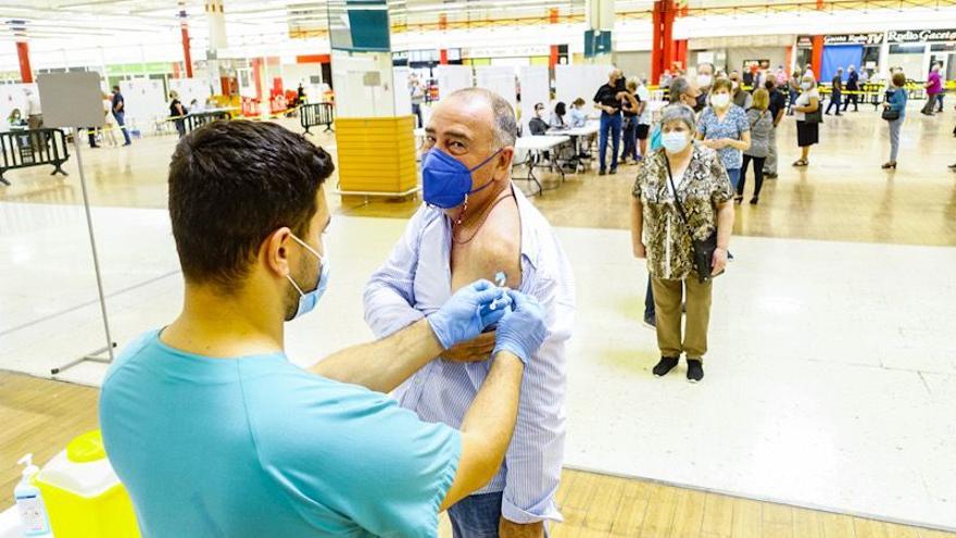 Un usuario recibe la vacuna contra el coronavirus en el centro de vacunación ubicado en el antiguo Eroski.