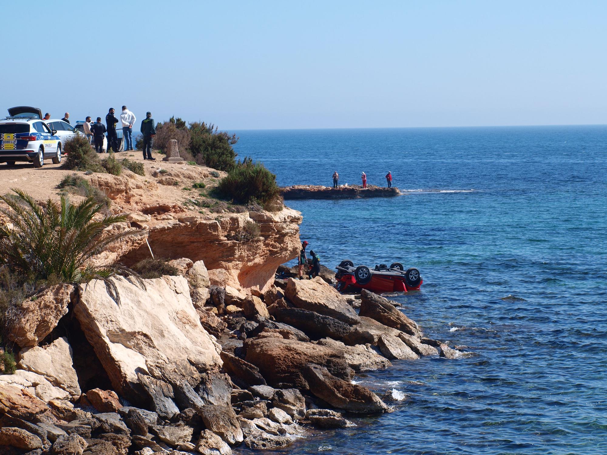 La Guardia Civil busca al conductor de un vehículo hallado en un acantilado de Punta Prima