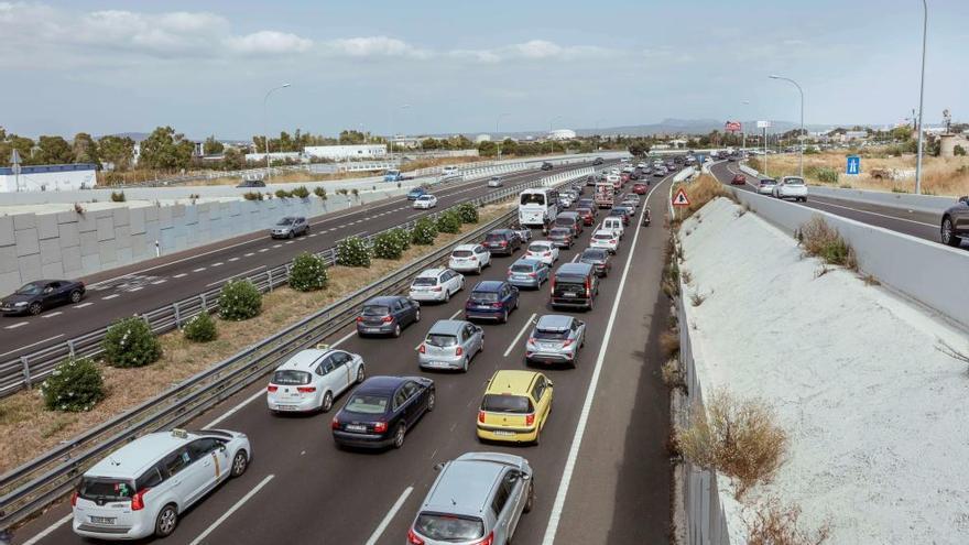 Los atascos en la autopista son frecuentes.