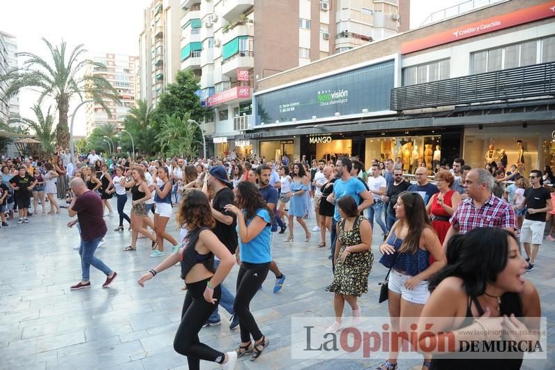 Los bailes latinos salen a la calle en Murcia