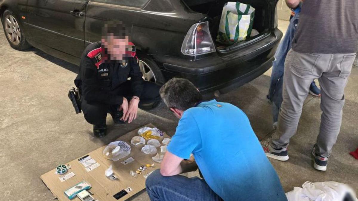 Els Mossos registren un dels vehicles  utilitzats per  distribuir droga. | MOSSOS D’ESQUADRA