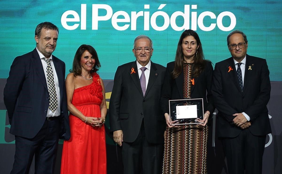 La directora de EL PERIÓDICO, Anna Cristeto (centro), flanqueada por el ’president’ de la Generalitat, Quim Torra (derecha), y el presidente de Pimec, Josep González (izquierda) y junto al jefe de la sección de Economía, Agustí Sala; en la entrega de premios al Mejor trabajo periodístico entregado por Pimec.