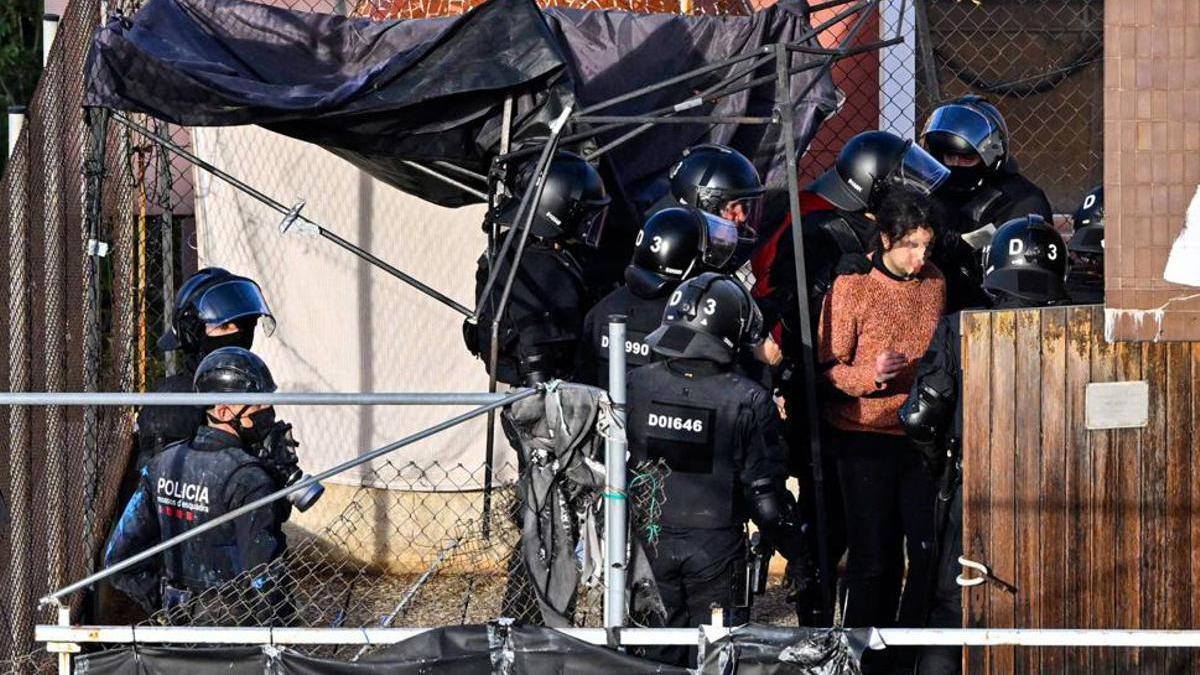 Los Mossos desalojan las casas de Bonanova tras cinco horas y gracias a los bomberos.