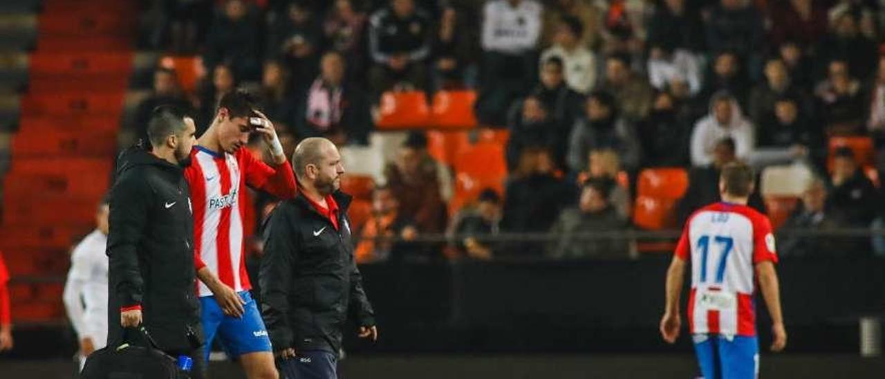 Un seguidor rojiblanco, ayer, en la grada de Mestalla.