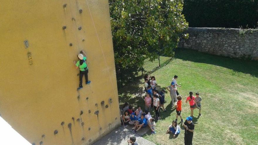 Los niños, en un rocódromo.