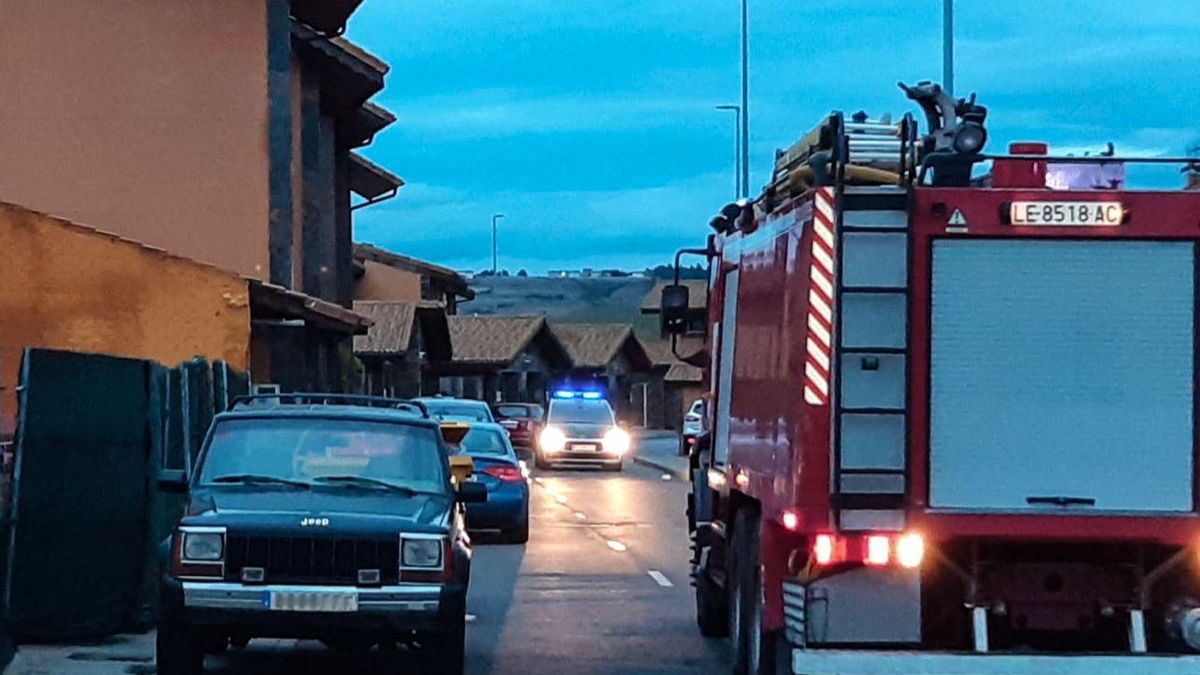 Bomberos en el lugar el incendio.