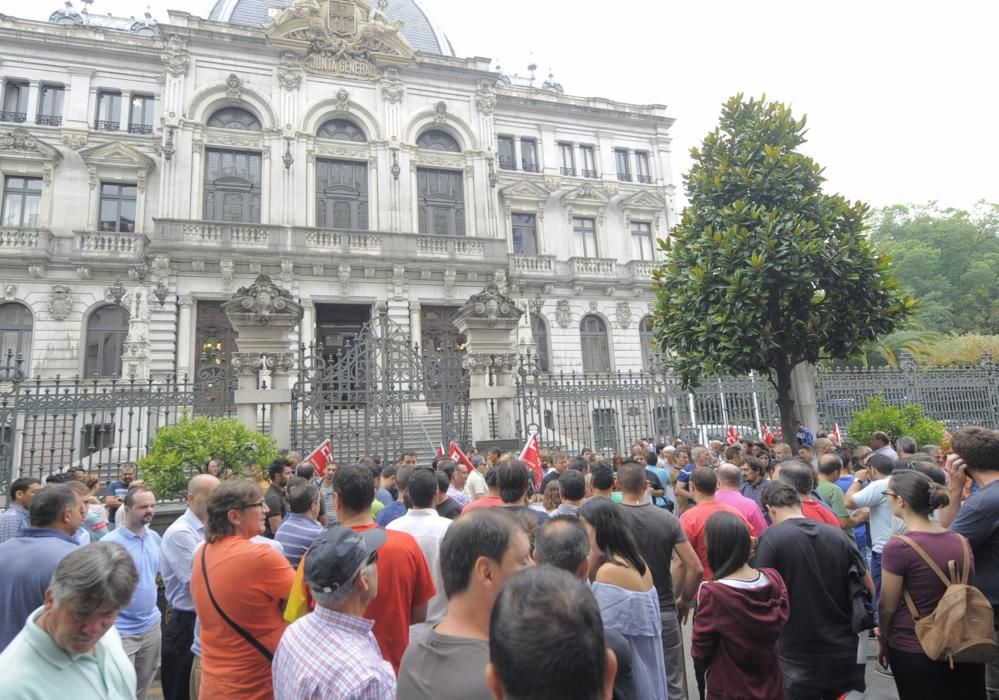 Los mineros desalojados se concentran ante la Junta