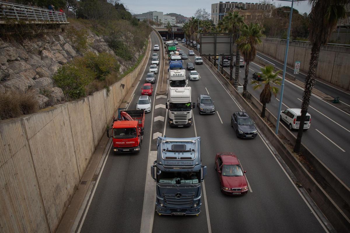 Los transportistas protestan en las Rondas de Barcelona.