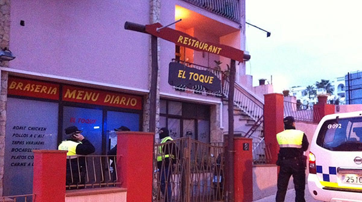 La Guàrdia Civil, davant la casa del primer tinent dalcalde de Lloret, Josep Valls.