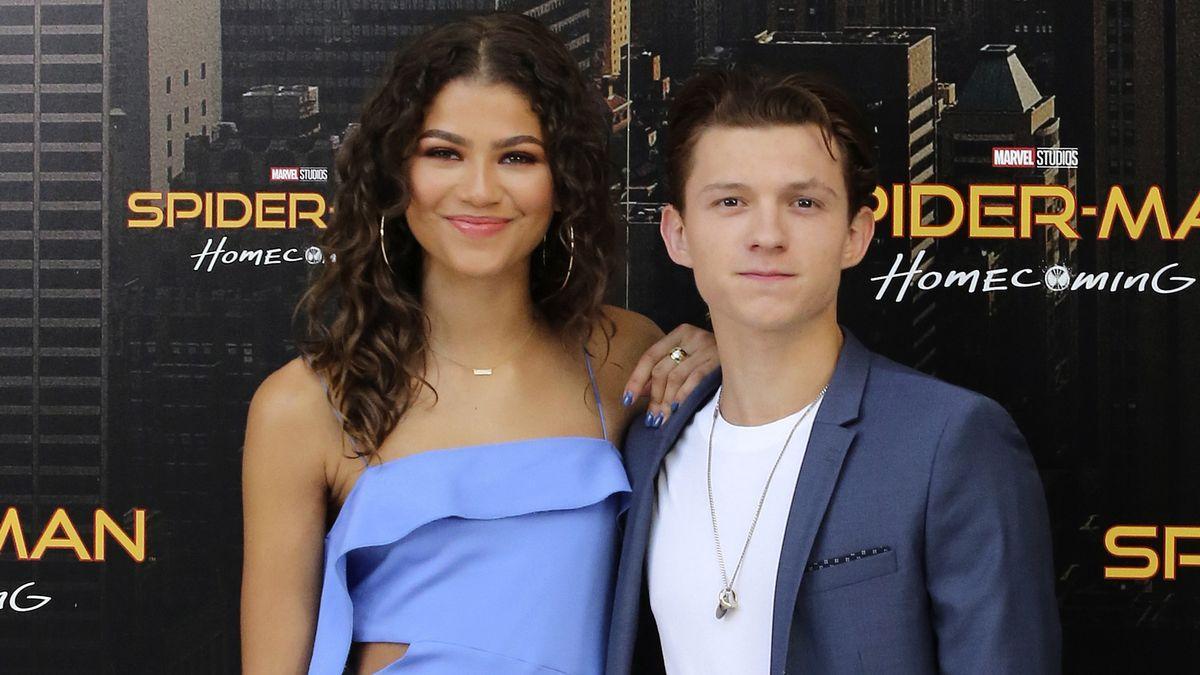 Zendaya posa junto a Tom Holland.