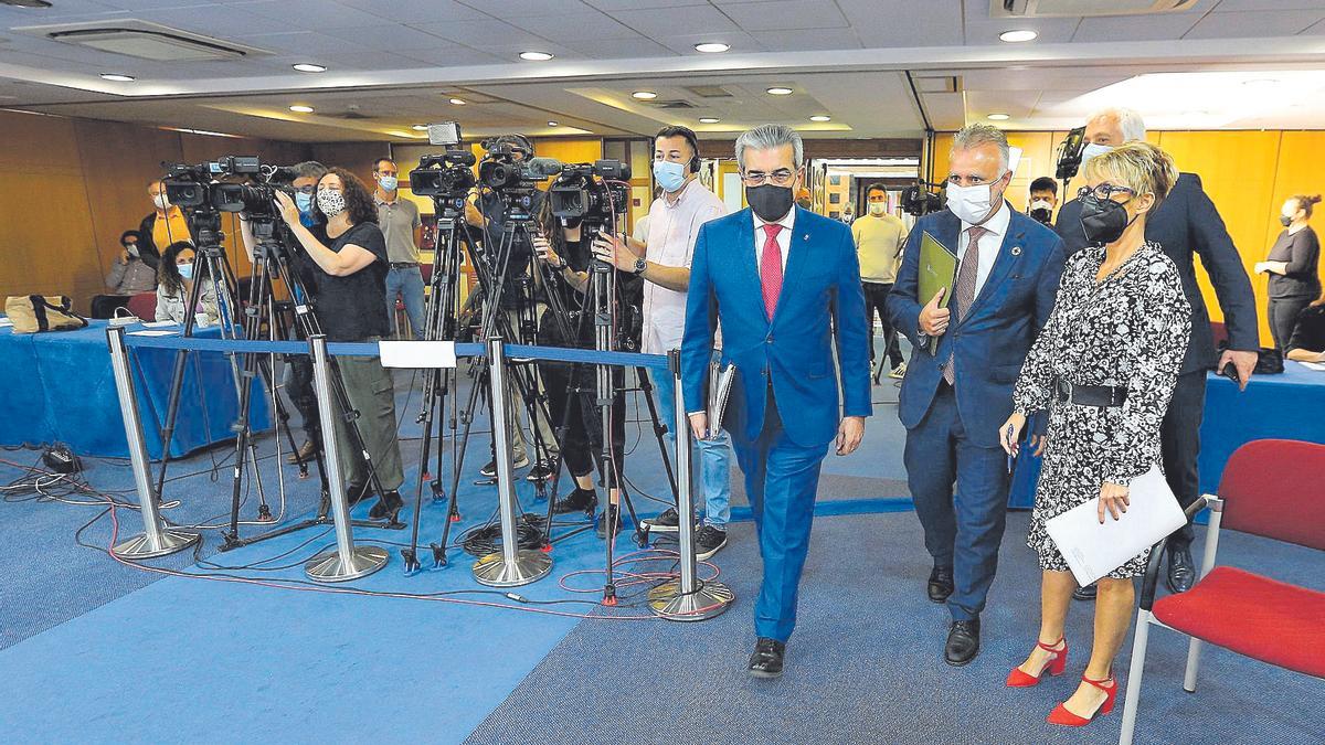 De izquierda a derecha, Román Rodríguez, Ángel Víctor Torres y Elena Máñez, ayer a su llegada a la conferencia de prensa.