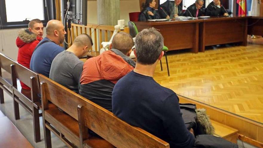 Cinco de los acusados, ayer, en la vista de conformidad celebrada en la Audiencia viguesa. // Marta G. Brea