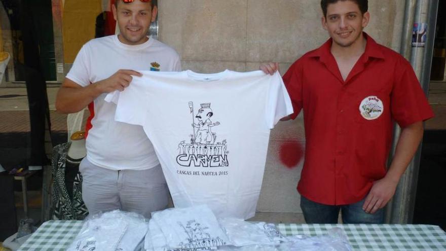 Domingo Martínez y Francisco Ramos, de la peña El Sarmiento, en su puesto de camisetas.