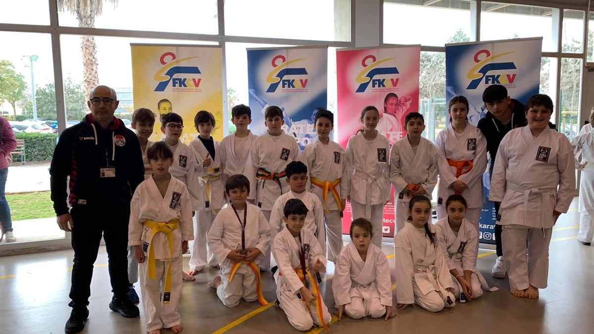 Los jóvenes karatecas del Tora Kai Gandia junto a sus técnicos