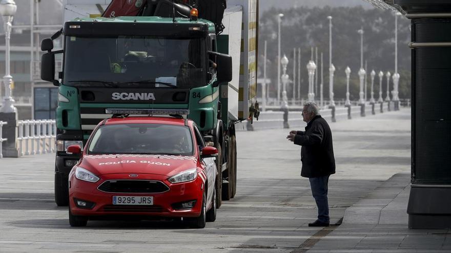 Tres menores que caminaban juntos por la calle, entre los 78 multados ayer en Gijón