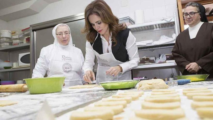 Silvia Clemente ayuda a elaborar un postre a dos religiosas del monasterio de las Carmelitas Descalzas.