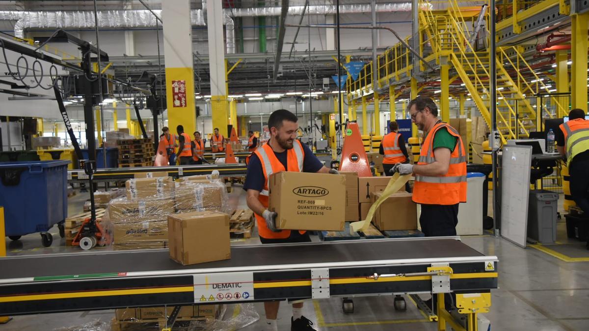 Amazon Zaragoza ya mueve 2,5 millones de productos a la semana con 700  trabajadores