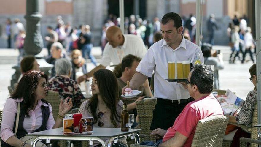 Los bares y hoteles empiezan a buscar trabajadores para la temporada estival