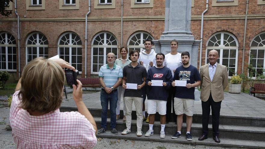 La ayuda que va más allá de las aulas: los Antiguos Alumnos de La Inmaculada, en Gijón, entregan seis becas a estudiantes