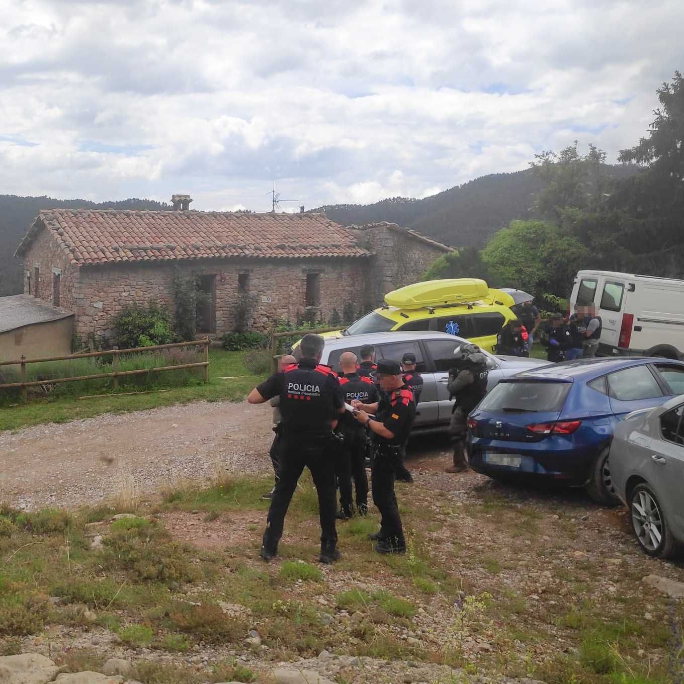 Els Mossos neutralitzen l'home atrinxerat en una masia de Les Llosses