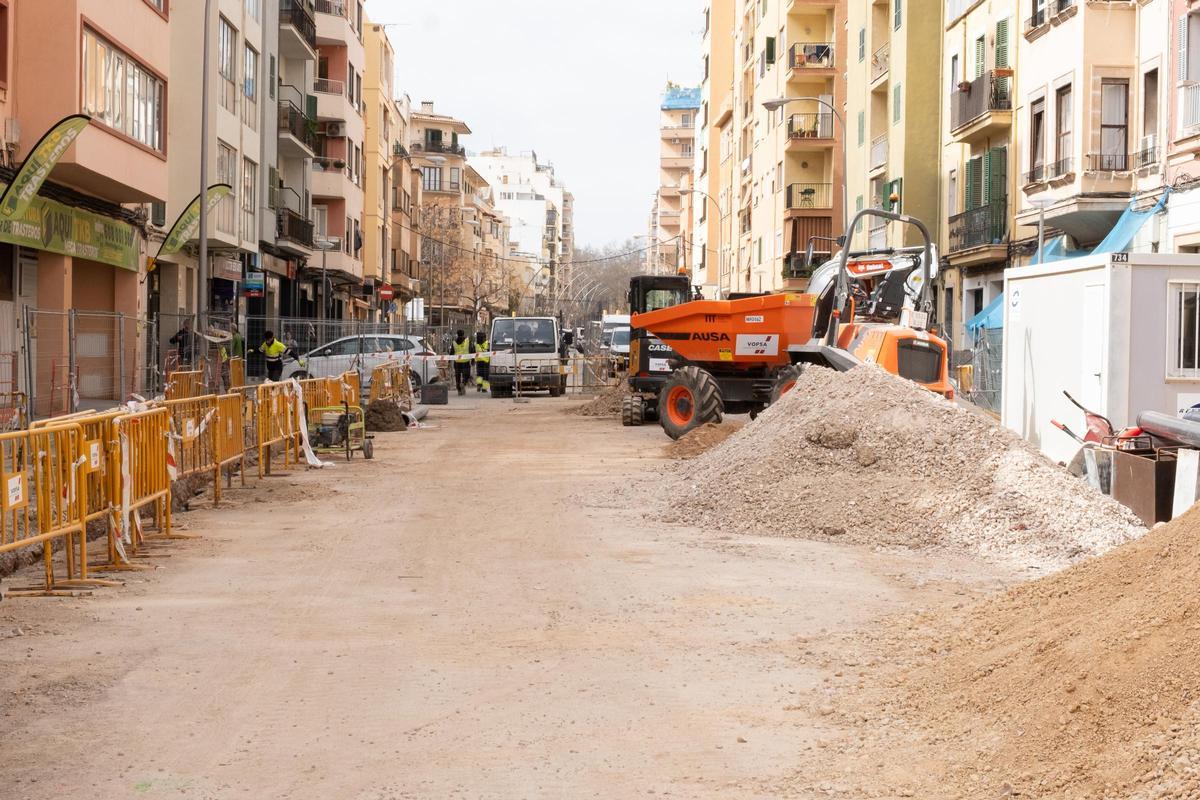 Zona sin pavimentar en el centro de la calle General Ricargo Ortega, en plenas obras de renovación