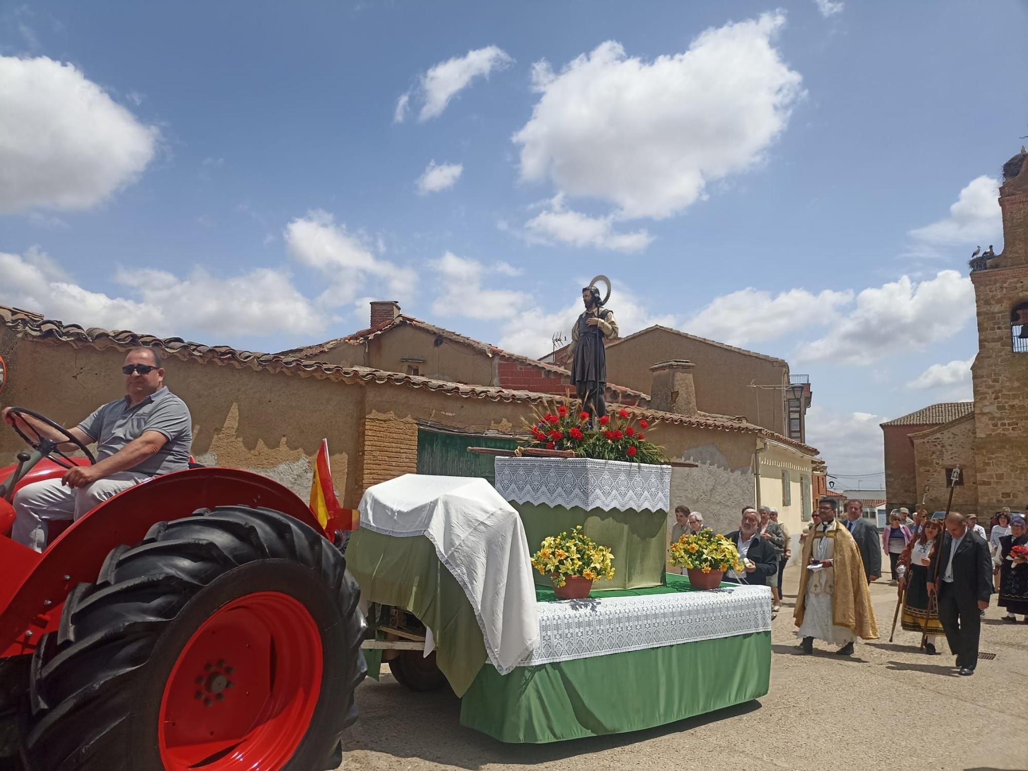 GALERÍA | San Isidro procesiona por Manganeses de la Lampreana
