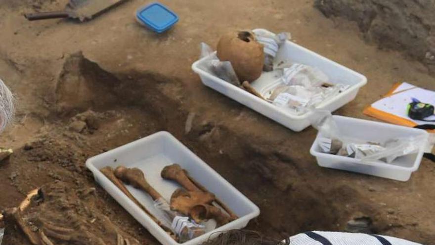 Los arqueólogos, donde aparecieron los huesos del bebé. // Muñiz