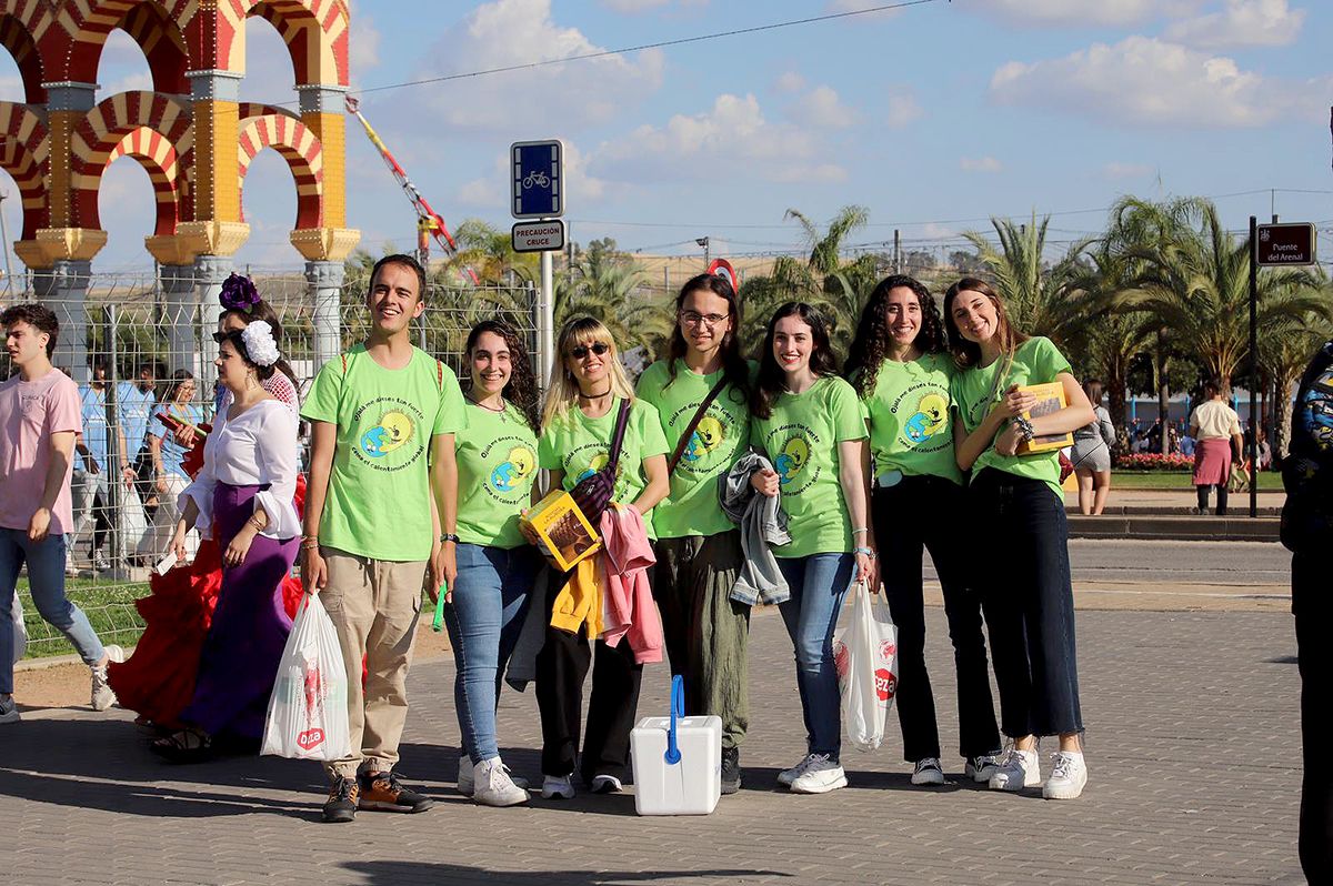 Centenares de jóvenes hacen el tradicional botellón del miércoles de Feria