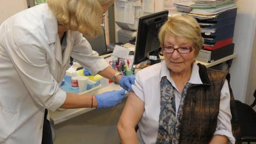 Una usuaria se vacuna en el ambulatorio de Elviña. / V.Echave