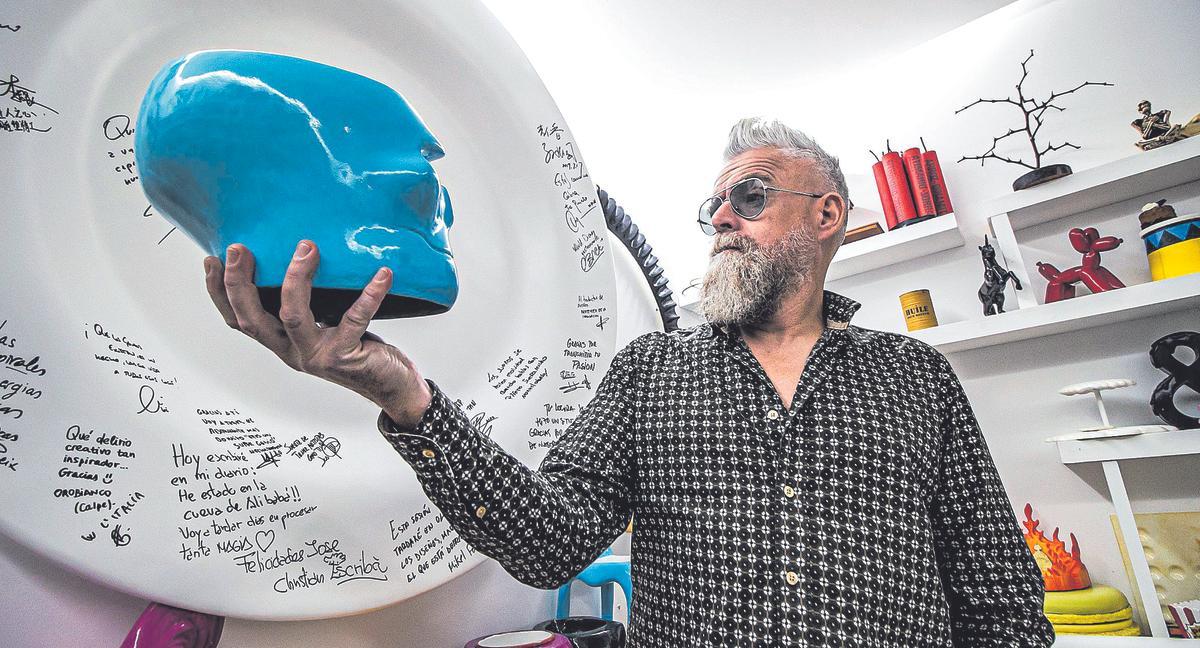 José Piñero contempla en el taller que lleva su nombre uno de sus atrevidos diseños.