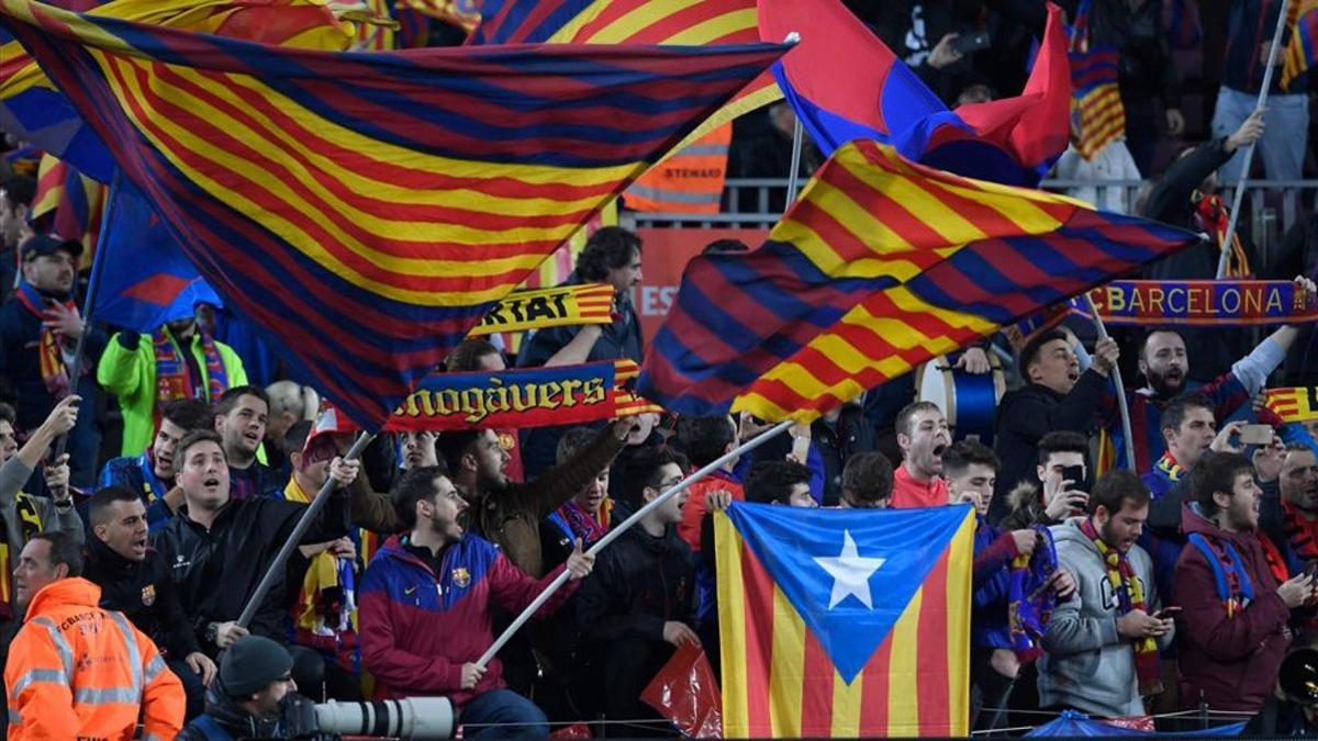 xortunobarcelona s supporters wave their team s flags and190220222251