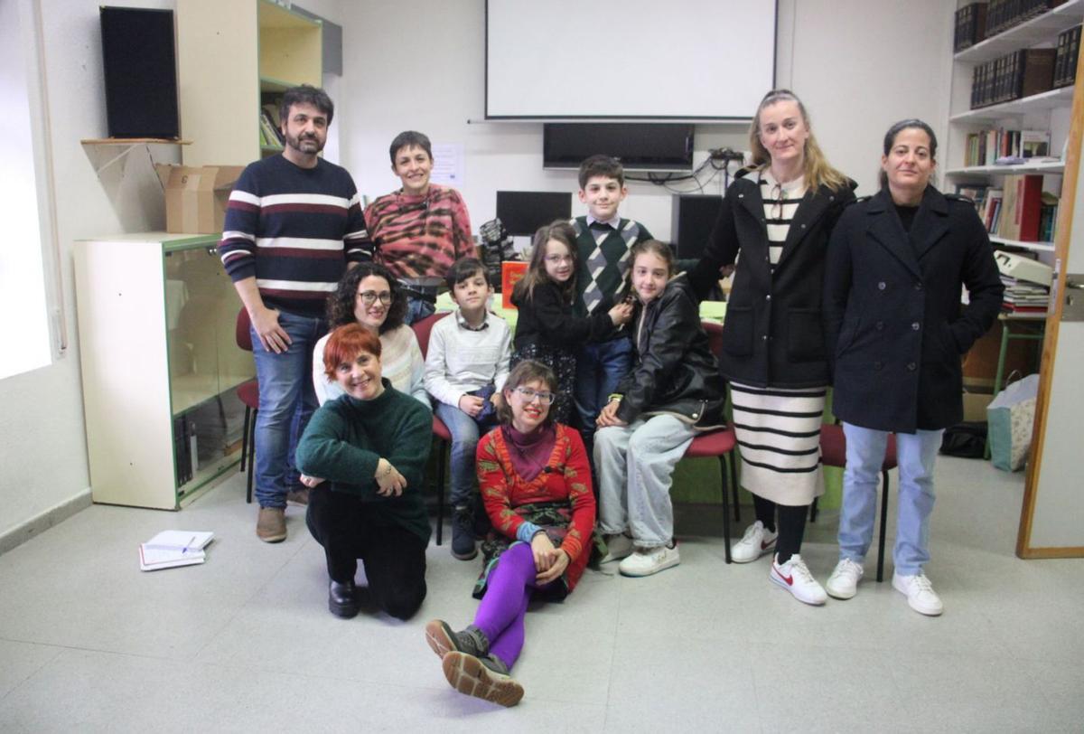 El joven escritor en la biblioteca del IES Valverde de Lucerna durante la actividad de Animación a la Lectura. | ARACELI SAAVEDRA