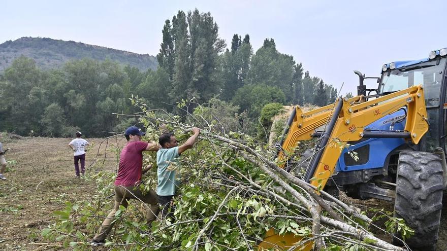 Los vecinos de Navasa y Baros crean cortafuegos para salvar sus pueblos del fuego