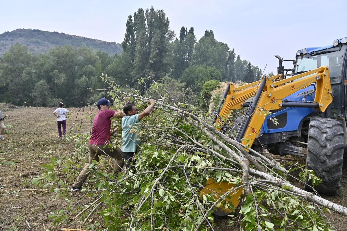 Vecinos de Baros y Navasa crean cortafuegos para salvar sus pueblos del fuego.