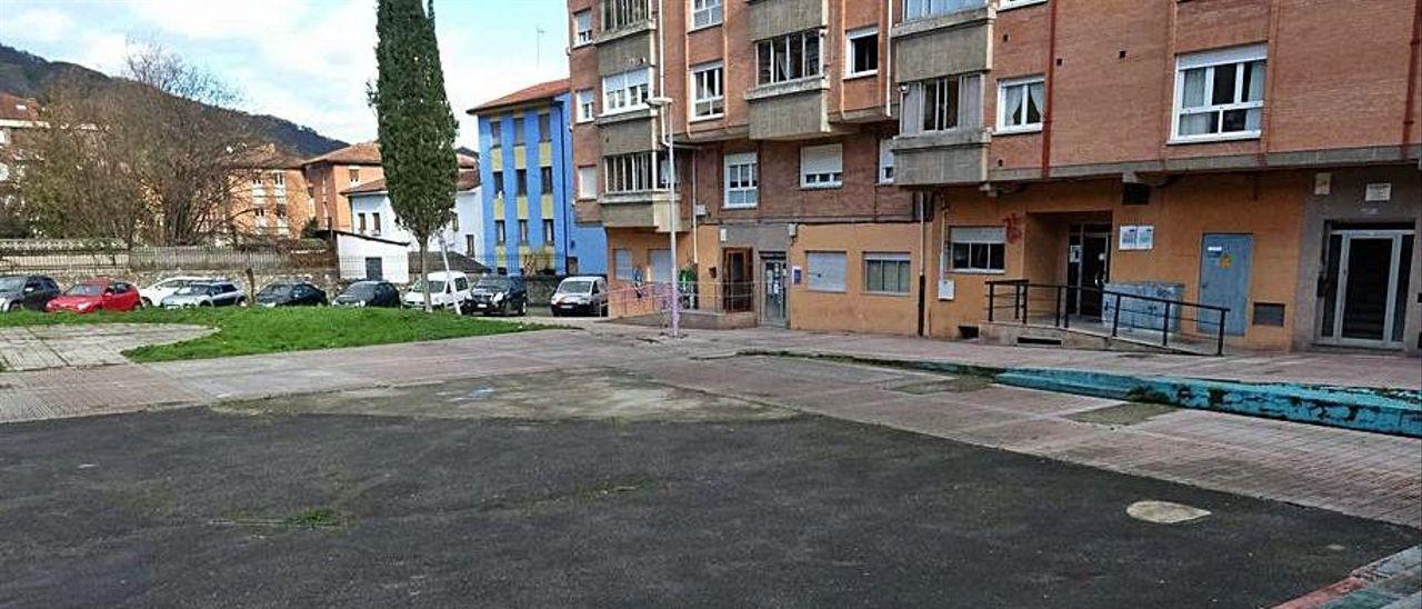 Terrenos de La Ería, anexos al lugar en el que se construirá el centro de salud de la Pola.