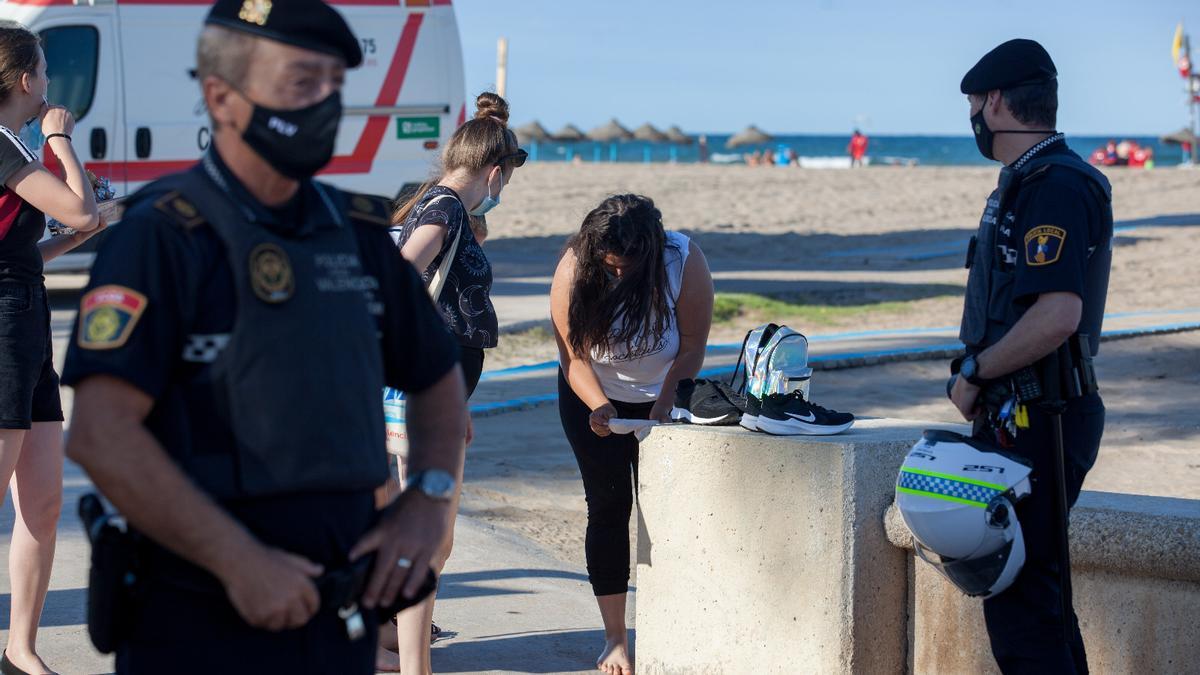 Cierran las playas de València para evitar botellones por la Noche de San Juan