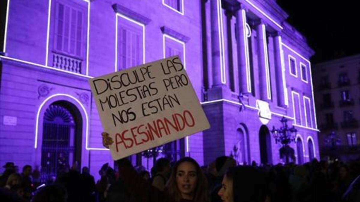 Protesta contra la violencia machista en la plaza de Sant Jaume de Barcelona, el pasado noviembre