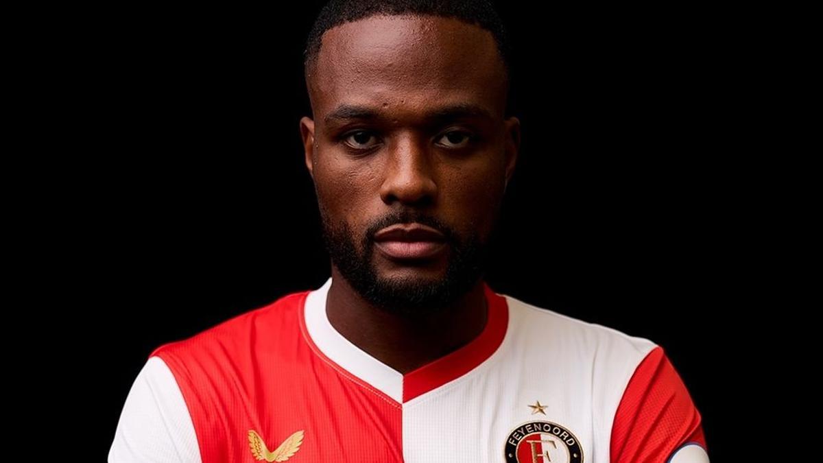 Cyle Larin con la camiseta del Feyenoord