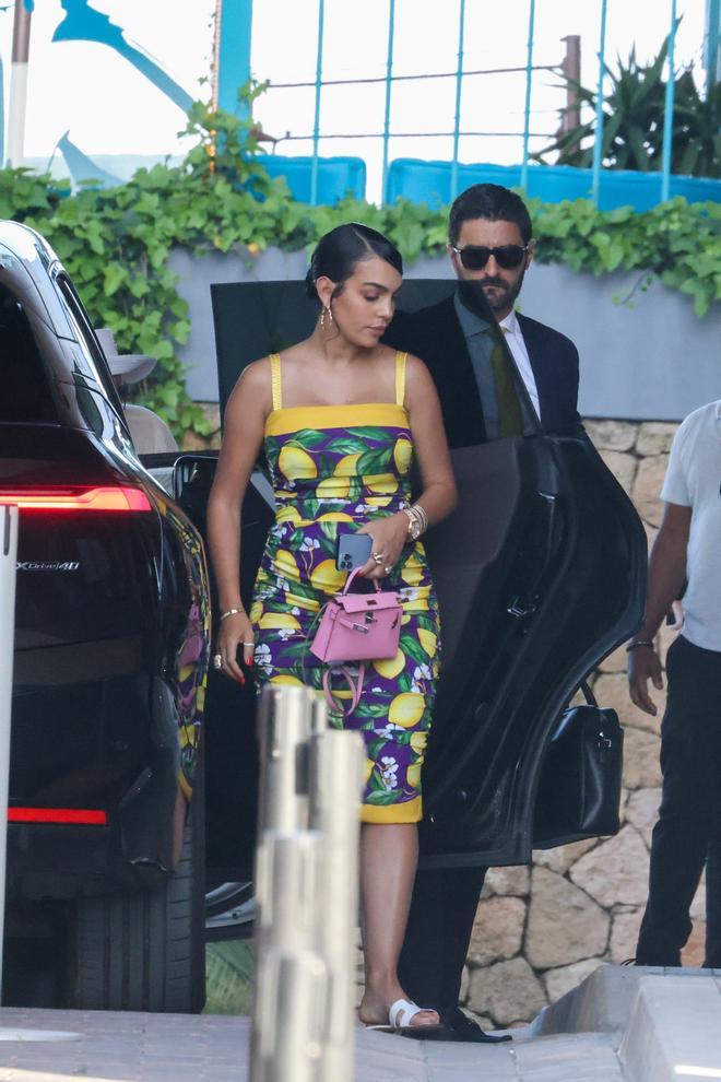 Georgina Rodríguez, con vestido de limones, a su llegada a Ibiza