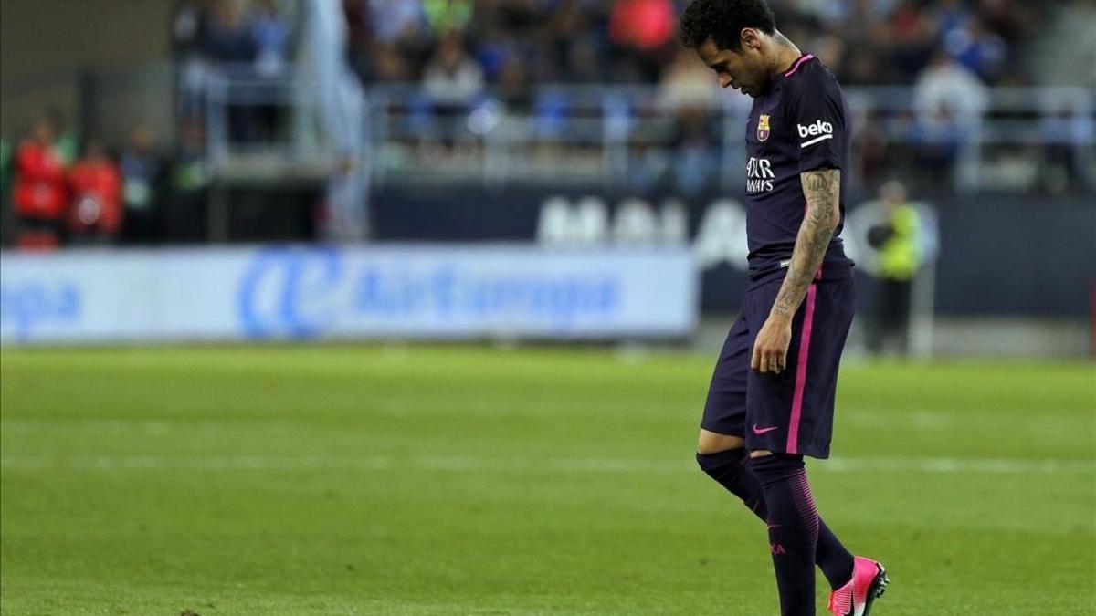 Neymar abandona el terreno de juego de La Rosaleda tras ser expulsado.